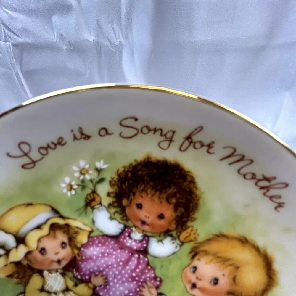 SKU 2155 Vintage 1983 Avon Mother's Day Plate 